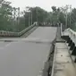 Jembatan Cipamingkis di jalur alternatif Jonggol-Bogor, ambles. (Liputan 6 SCTV)