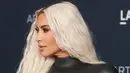 <p>Kim Kardashian tiba pada acara LACMA Art+Film Gala di Los Angeles County Museum of Art, Los Angeles, Amerika Serikat, 5 November 2022. Rambut pirang Kim yang diputihkan dibelah pada bagian tengah dan ditata sepeti ombak pantai. (AP Photo/Allison Dinner)</p>