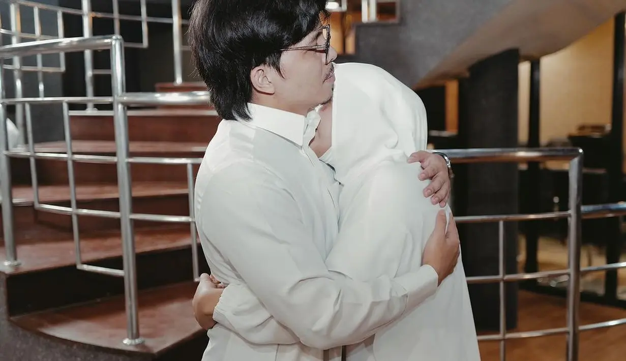 Apa kamu juga setuju bahwa kebersamaan pasutri ini terlihat sangat adem, Sahabat FIMELA? [Foto: Instagram/attahalilintar]