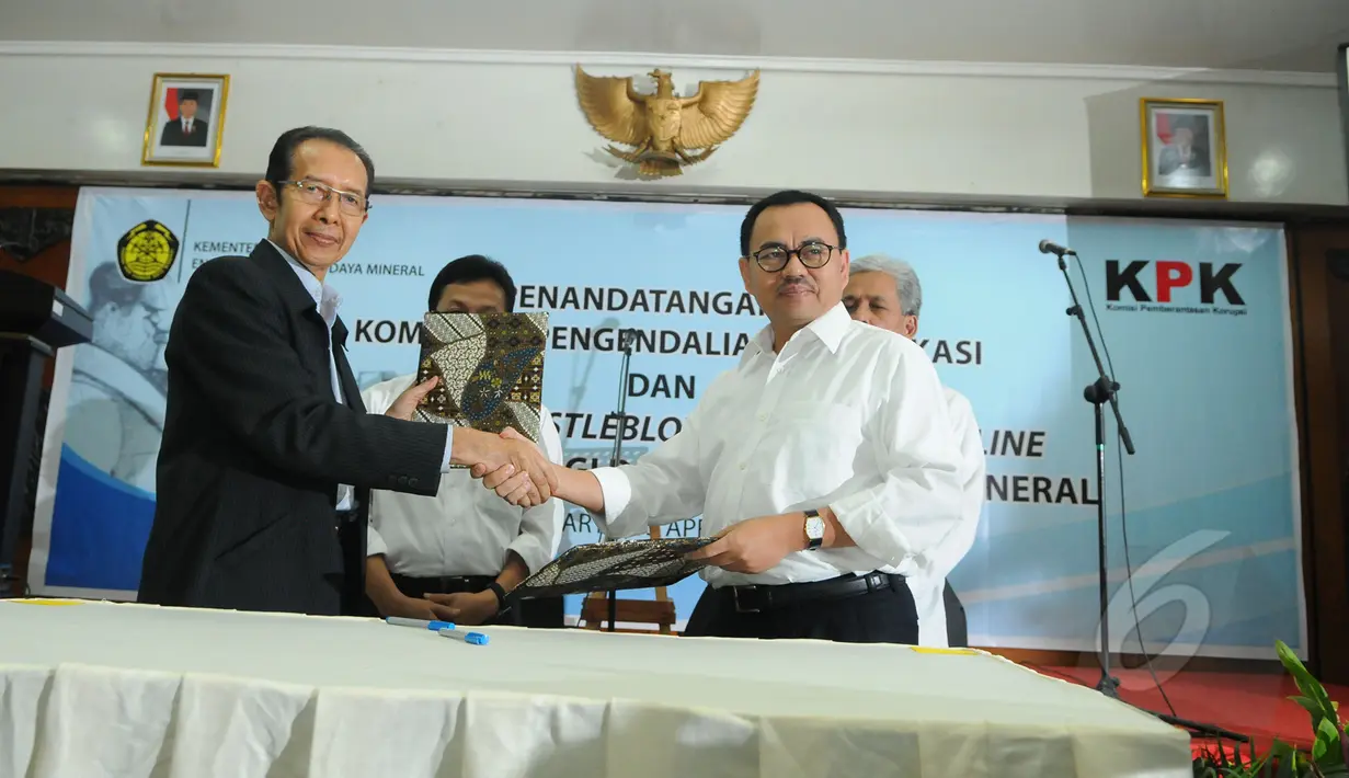 Menteri ESDM, Sudirman Said (kedua kanan) bersalaman dengan pimpinan KPK Zulkarnain (kiri) usai penandatanganan Komitmen Pengendalian Gratifikasi di gedung Kementerian ESDM, Jakarta, Senin (13/4/2015). (Liputan6.com/Herman Zakharia)