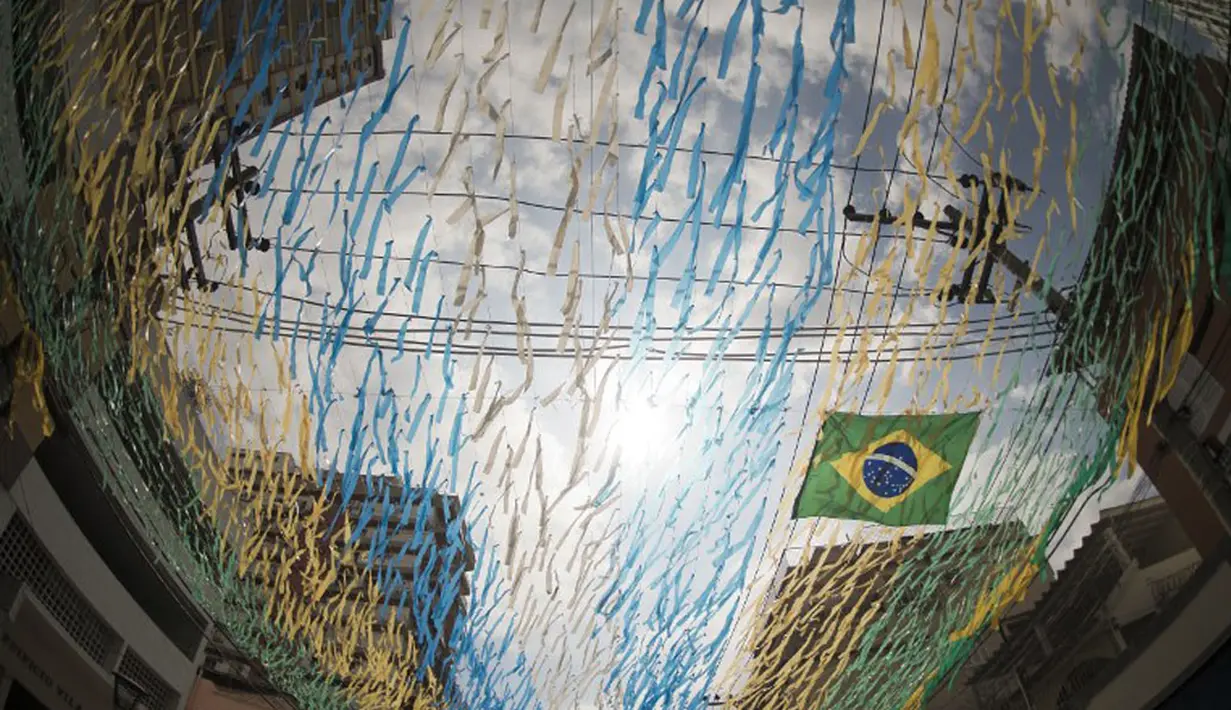 Langit-langit kota Rio de Janeiro dihiasi rumbai-rumbai dengan warna hijau dan kuning membuat jalan di kota itu menjadi semakin menarik, Jumat (9/5/2014) (AFP PHOTO / Vanderlei Almeida).
