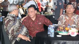 Ketua KPU, Arief Budiman (kiri) berbincang dengan Ketua Bawaslu RI, Abhan jelang perayaan HUT Bawaslu ke-11 di Jakarta, Selasa (9/4). Selain merayakan Hut ke-11, Bawaslu merilis pemuktahiran dari Indeks Kerawanan Pemilu 2019. (Liputan6.com/Helmi Fithriansyah)