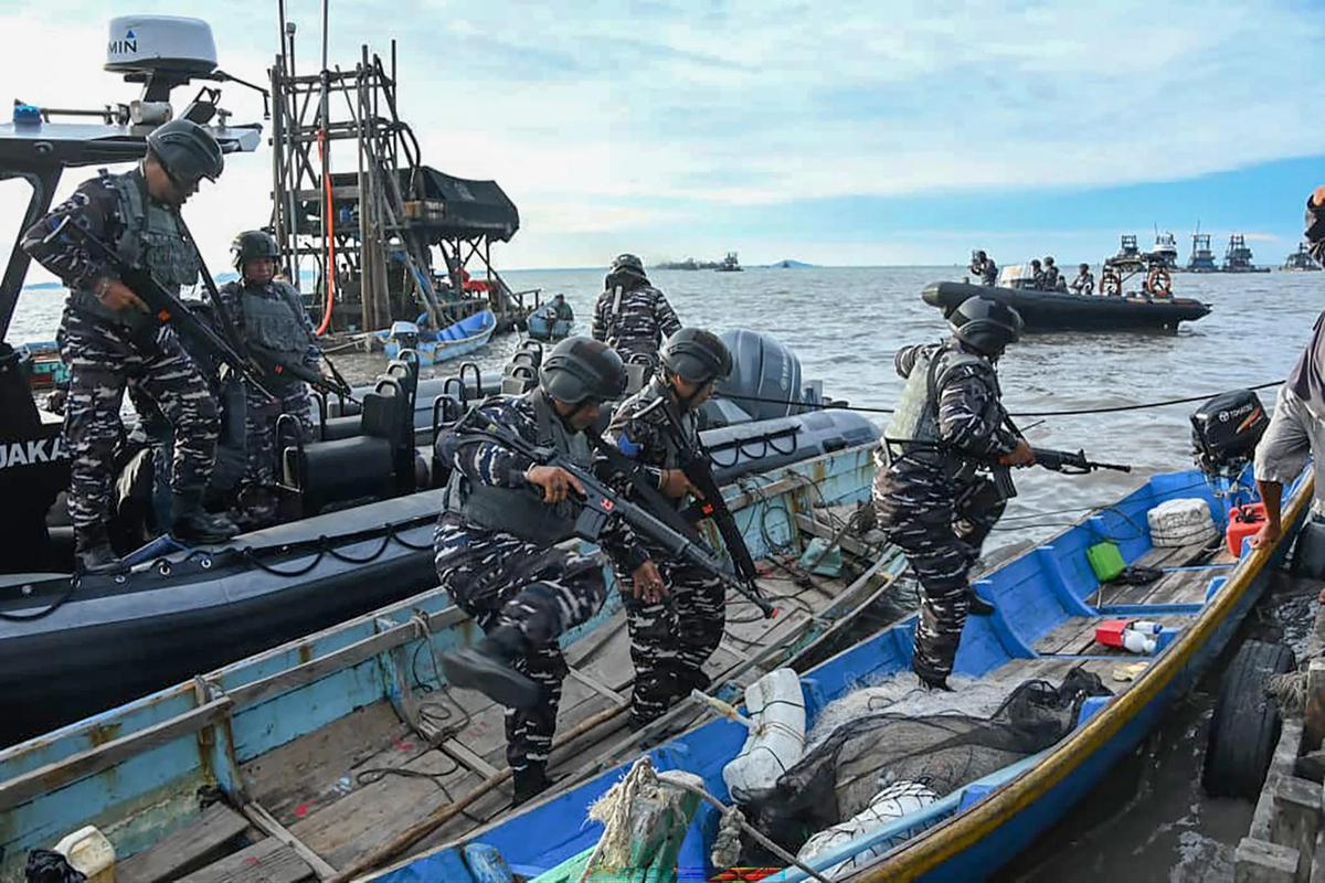 FOTO: Operasi Laut TNI 2025, Dua Kapal Diduga Pembawa Pasir Timah Ilegal Berhasil Diamankan