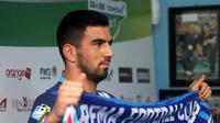 Ahmet Atayev resmi diperkenalkan  sebagai pemain Arema, Selasa (8/8/2017). (Bola.com/Iwan Setiawan)