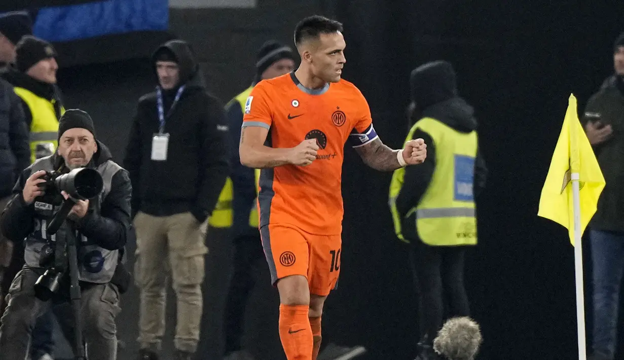 <p>Pemain Inter Milan, Lautaro Martinez melakukan selebrasi setelah mencetak gol pertama timnya ke gawang Lazio pada laga lanjutan Liga Italia 2023/2024 di Olympic Stadium, Roma, Italia, Senin (18/12/2023) dini hari WIB. (AP Photo/Andrew Medichini)</p>