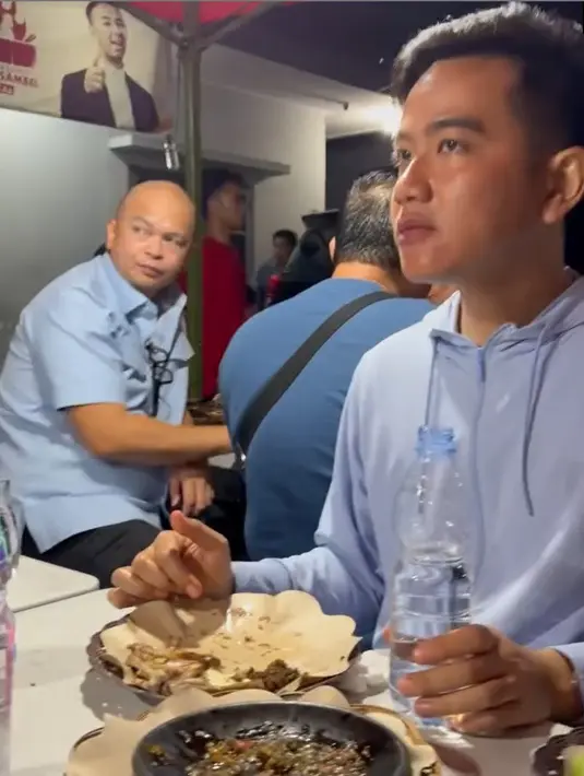 Meski sebagai anak presiden, Cawapres nomor urut 2, Gibran tampak santai menikmati menu masakan bebek yang ada di warung tenda. [Instagram/raffinagita1717]