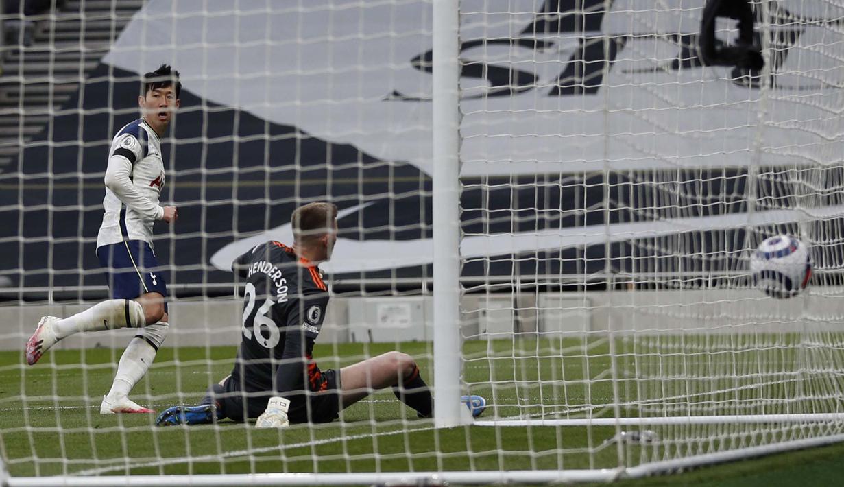 Spurs akhirnya sukses menjebol gawang Dean Henderson lewat sebuah kerja sama tim yang apik kemudian sukses dituntaskan Son menjadi gol. (Foto: AP/Pool/Adrian Dennis)