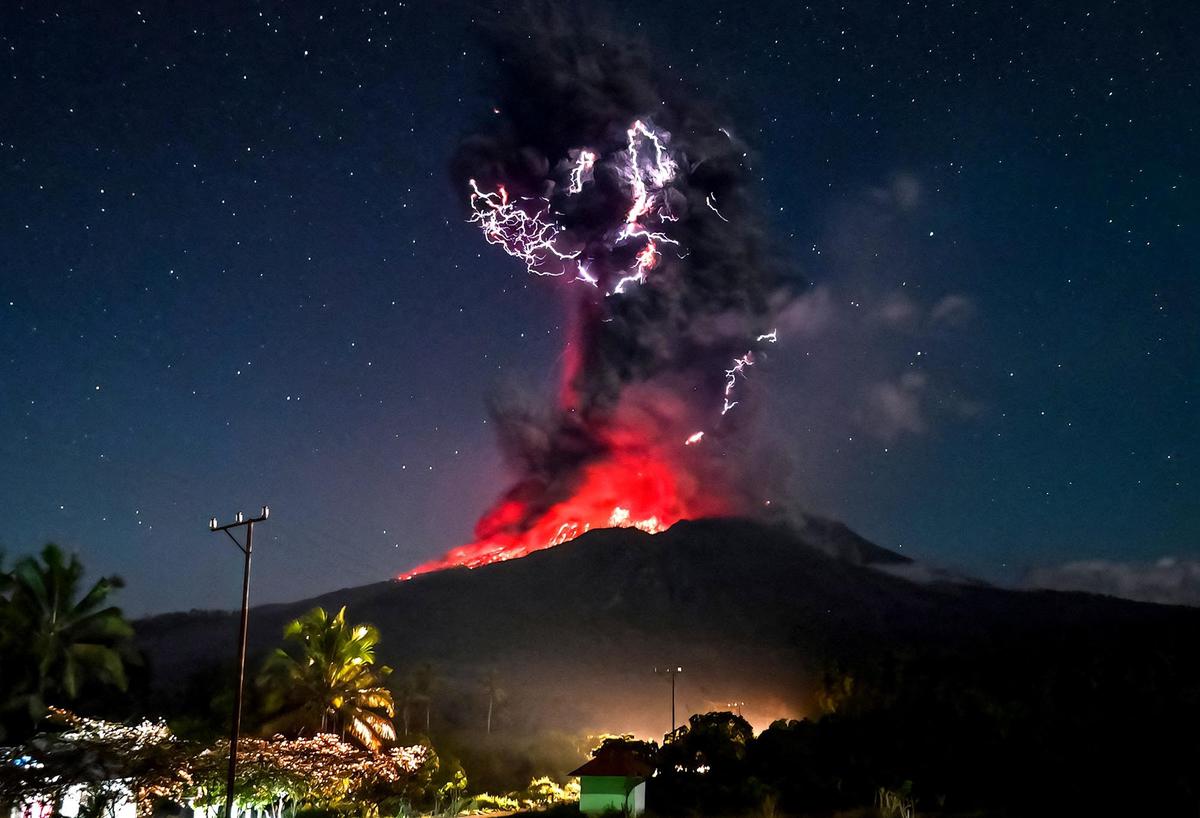 FOTO: Dahsyatnya Erupsi Gunung Lewotobi Laki-Laki, Kilatan Petir Mengiringi Semburan Abu Setinggi 10 Kilometer