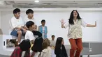 Pelakon musikal Perahu Kertas berakting pada sesi latihan di Ciputra Artpreneur, Jakarta, Kamis (15/1/2026). Jelang pementasan Musikal Perahu Kertas, yang diadaptasi dari novel populer karya Dee Lestari, para pemain dan tim kreatif Musikal Perahu Kertas menjalani latihan intensif. (KapanLagi.com/Budy Santoso)