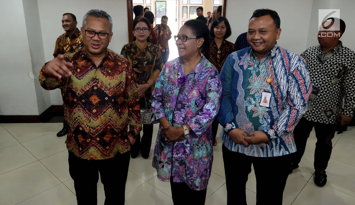 Ketua KPU Arief Budiman menyambut kedatangan Menteri PPPA Yohana Yembise dan Direktur Integrasi Logistik PT Pos Indonesia (Persero) Barkah Hadimoeljono sebelum penandatanganan nota kesepahaman di Gedung KPU, Jakarta, Rabu (30/5). (Liputan6.com/JohanTallo)