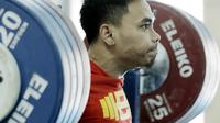 Atlet angkat besi, Eko Yuli Irawan, saat sesi latihan di Pelatnas angkat besi, Jakarta, Rabu (21/3/2018). Eko Yuli Irawan bertekad ingin memecahkan rekor pribadi di Asian Games 2018. (Bola.com/M Iqbal Ichsan)