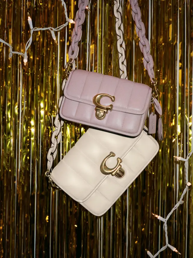 Inspirasi Outfit Merayakan Momen Akhir Tahun dengan Tas Andalan Coach