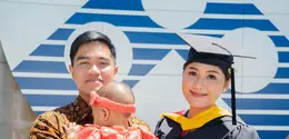 Erina Gudono saat Wisuda S2 di Amerika Serikat pakai toga. [@erinagudono]