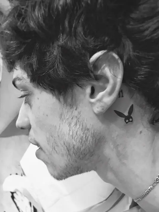 Lalu tato kedua terlihat   ikon Ariana yakni telinga   kelinci. (instagram/londonreese)