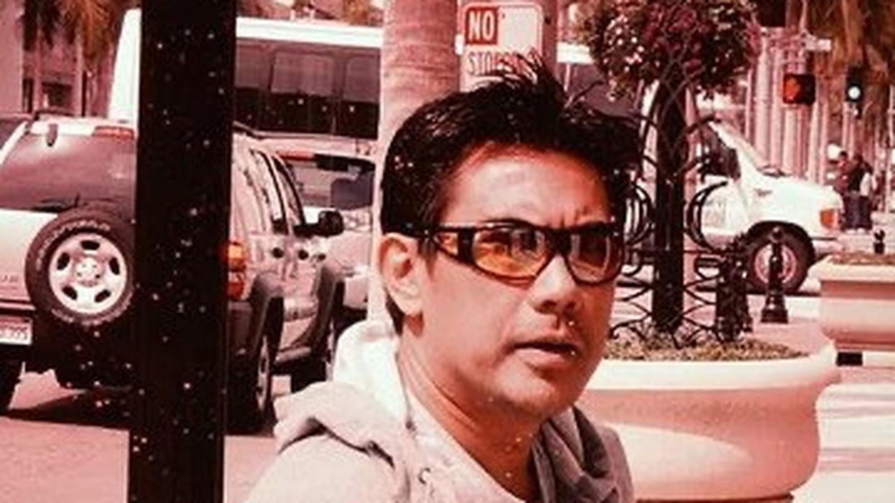 Selain berbakat di dunia hiburan, Rico memiliki latar belakang pendidikan Bisnis Manajemen.   Tak ayal, ia lihai dalam Konsultan Bisnis.