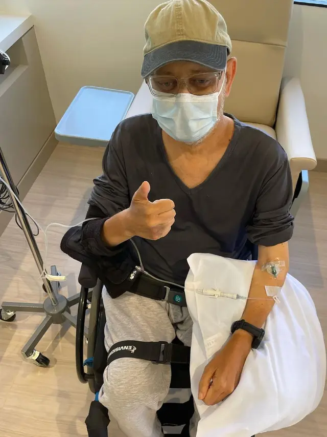 James Michael Tyler saat menjalani kemoterapi Juni lalu. (Instagram/ slate_michael)