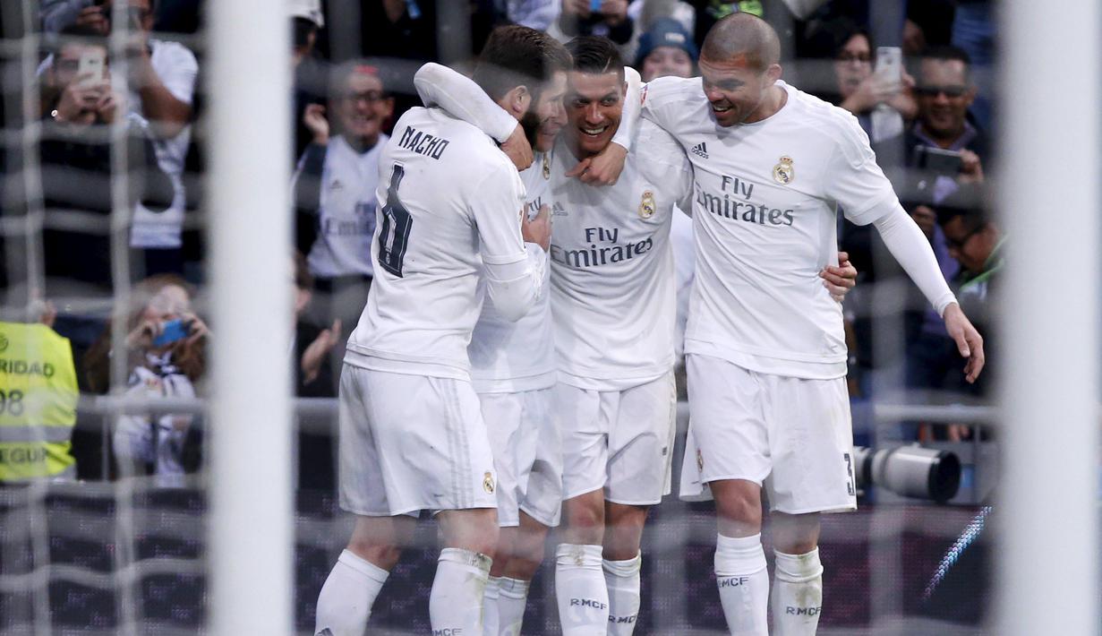 Cristiano Ronaldo (2kanan) merayakan gol bersama rekanya pada Laga La Liga Spanyol di Stadion Santiago Bernabeu, Madrid, Rabu (30/12/2015). Madrid menang 3-1. (REUTERS/Juan Medina)