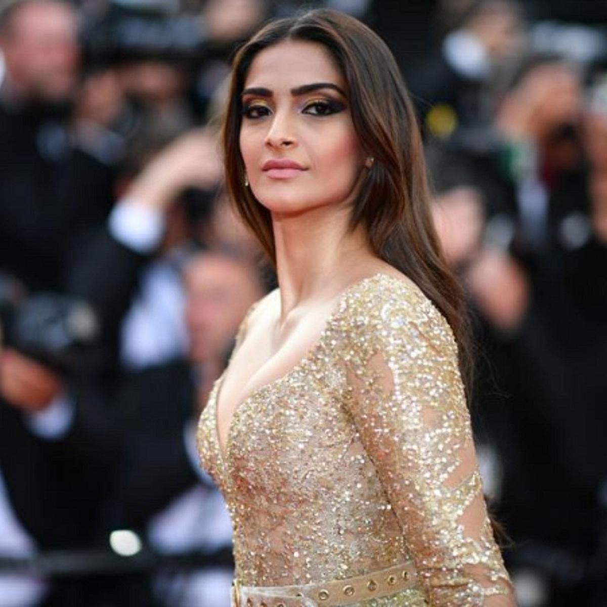 Setelah Menikah, Sonam Kapoor Tampil Seksi - ShowBiz Liputan6.com