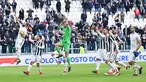 Pemain Juventus merayakan kemenangannya usai mengalahkan Sassuolo dalam pertandingan Liga Italia Serie A di Stadion Allianz di Turin, Italia (4/2). Juventus menang telak 7-0 atas Sassuolo pada pertandingan ke-23 Serie A.(Alessandro Di Marco / ANSA via AP)