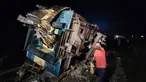 Warga sekitar membantu proses penyelamatan kecelakaan kereta di Bhairab, Distrik Kishoreganj, Bangladesh, Senin (23/10/2023). Kecelakaan melibatkan kereta kargo dan kereta penumpang. (AP Photo/Mahmud Hossain Opu)