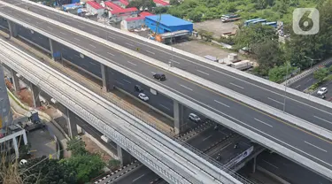 Kendaraan melintas di Tol Layang Jakarta-Cikampek, Bekasi, Jawa Barat, Minggu (7/6/2020). Jalan Tol Layang Jakarta Cikampek II (Eleveted) mulai hari ini kembali beroperasi setelah sebelumnya ditutup total akibat kebijakan larangan mudik Lebaran sejak Minggu (7/5/2020). (Liputan6.com/Herman Zakharia)