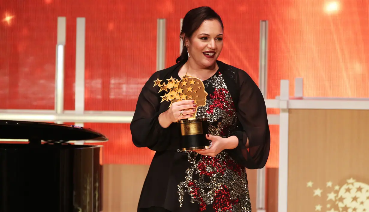 Andria Zafirakou memenangkan Penghargaan Guru Terbaik Dunia atau Global Teacher Prize pada acara penganugerahan di Dubai, Minggu (18/3). Andria Zafirakou merupakan guru pertama dari Inggris yang memenangkan penghargaan tersebut. (AP/Jon Gambrell)