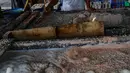 Aktivitas warga saat mengolah rebon atau udang kecil untuk diproses menjadi rebon kering di kawasan Kamal, Jakarta Utara. (merdeka.com/Arie Basuki)
