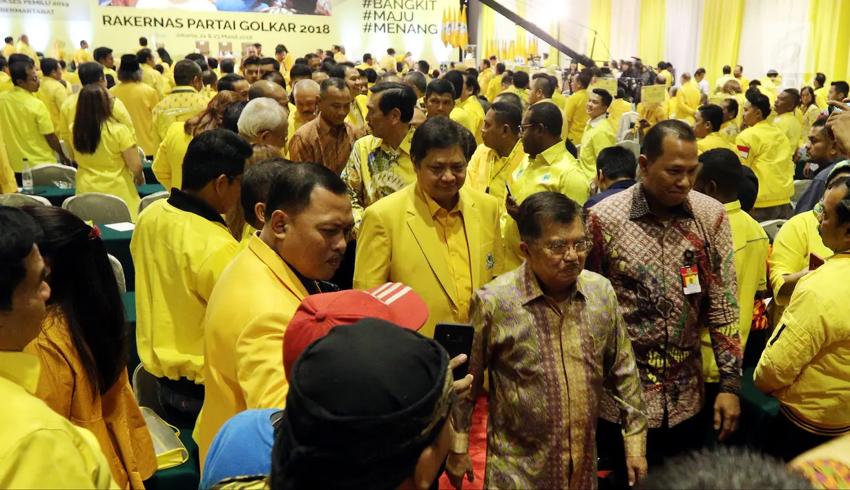 Suasana saat Wapres Jusuf Kalla atau JK menghadiri Rakernas Partai Golkar di Jakarta, Kamis (22/3). JK meminta kader berjuang hadapi Pilkada Serentak 2018 serta Pilpres dan Pileg 2019. (Liputan6.com/JohanTallo)