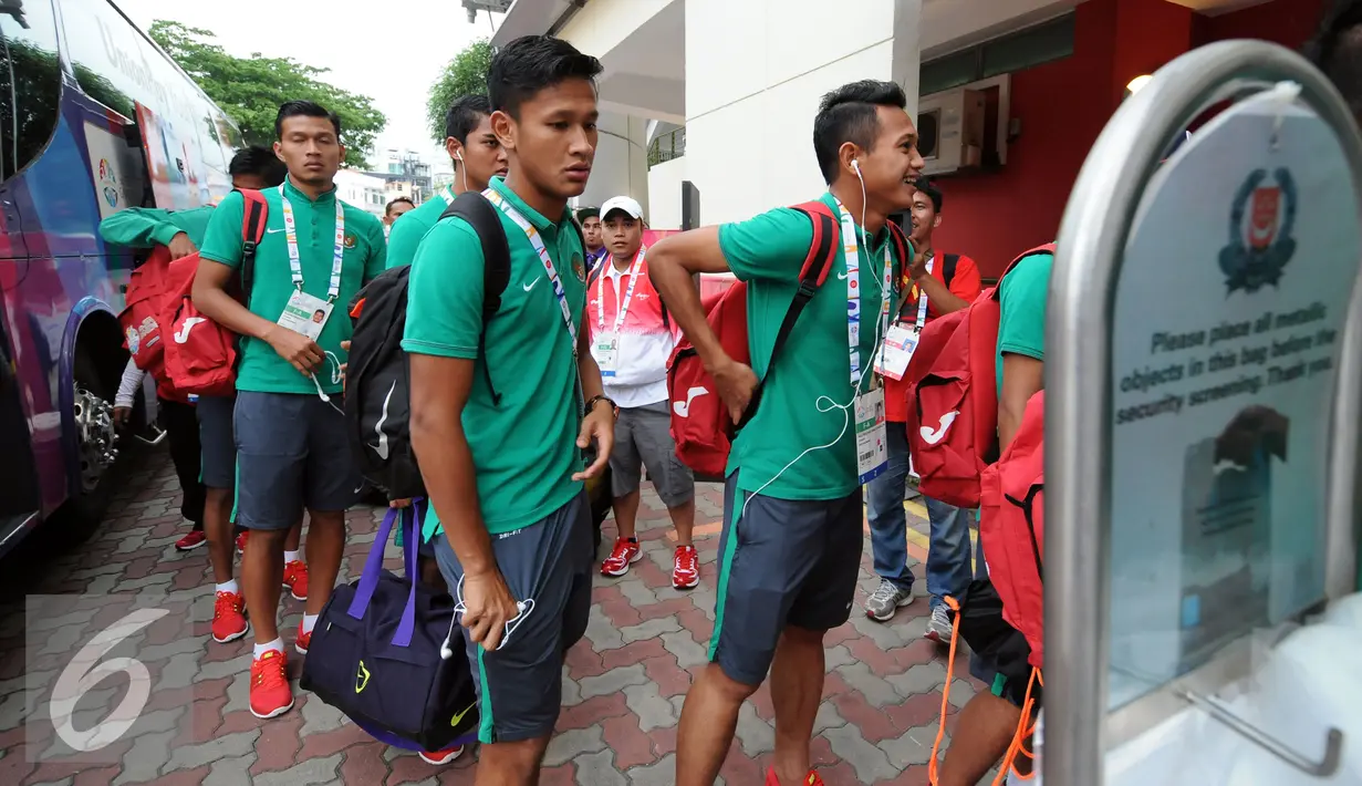  Pihak penyelenggara Sea Games 2015 Singapura menerapkan sistem pengamanan yang sangat ketat. Tampak, pemain timnas Indonesia U-23, Yandi Sofyan M saat akan masuk Stadion Jalan Besar, Singapura, Selasa (2/6/2015). (Liputan6.com/Helmi Fithriansyah)