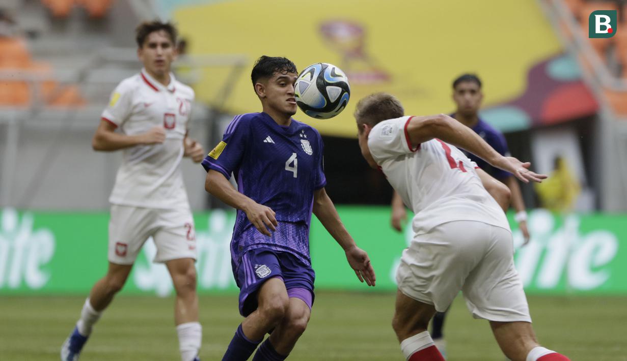 <p>Pemain Timnas Argentina U-17, Dylan Gorosito (tengah) berebut bola dengan seorang pemain Timnas Polandia U-17 pada laga ketiga Grup D Piala Dunia U-17 2023 di Jakarta International Stadium (JIS), Jakarta Utara, Jumat (17/11/2023). (Bola.com/Ikhwan Yanuar)</p>