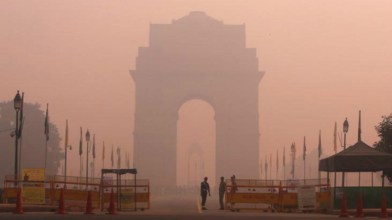 Kabut asap menyelimuti Gerbang India di New Delhi 