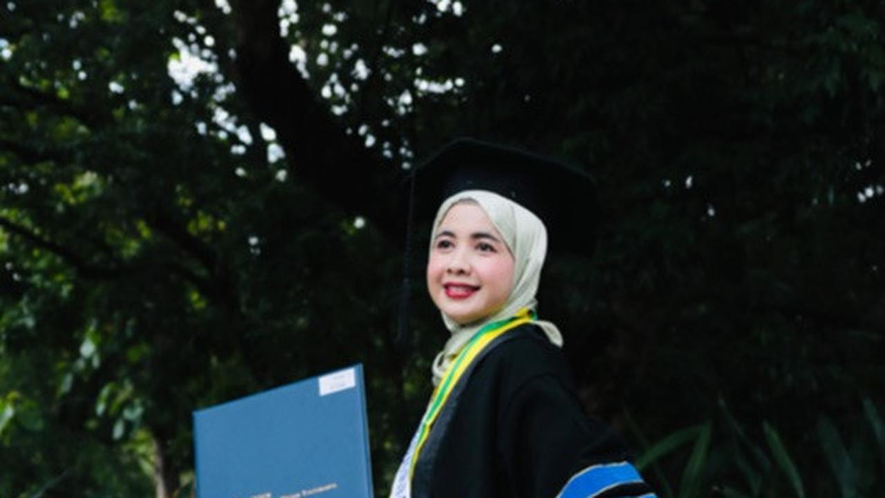 Zela lulus dengan predikat Summa Cumlaude lantaran berhasil mempertahankan IPK sempurna 4.00 sejak kuliah. Tugas akhirnya membahas soal Pengembangan Website Siaga Pendidikan Bencana (Sipena).