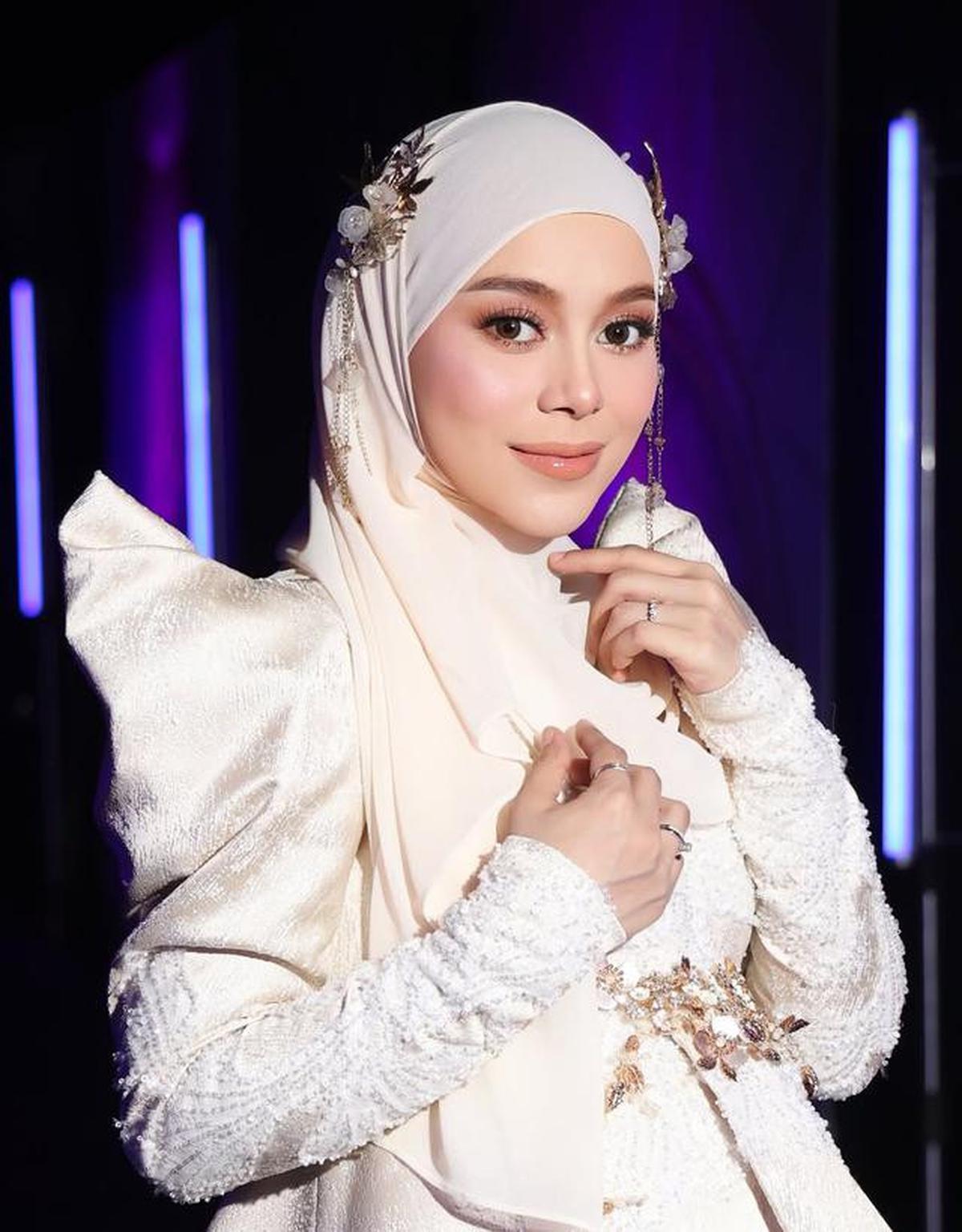 8 Potret Lesti Kejora dengan Gaun Brokat Muslim Modern saat Menang IMA 2025