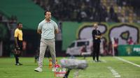 Pelatih PSIM Yogyakarta,&nbsp;Jean-Paul Van Gastel saat memberikan instruksi di pinggir lapangan ketika melawan Persebaya Surabaya&nbsp;pada BRI Super League 2025/2026 di Stadion Gelora Bung Tomo, Surabaya,&nbsp;Jumat (8/8/2025). (Bola.com/Abdul Aziz)&nbsp;
