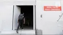 Seorang pria masuk ke dalam media center dari Stadion Rizal Memorial di Manila, Filipina, Senin (25/11/2019). Meski akan digunakan untuk ajang SEA Games 2019, kondisi ruangannya sangat memprihatinkan. (Bola.com/M Iqbal Ichsan)