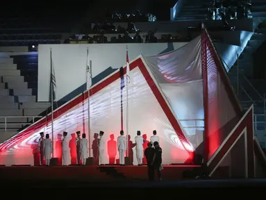 Penurunan bendera Indonesia, ASEAN Para Games 2022, dan ASEAN Para Sports Federation (ASPF) pada acara penutupan ASEAN Para Games 2022 di Stadion Manahan, Solo, Jawa Tengah, Sabtu (6/8/2022). Tuan rumah Indonesia menjadi juara umum pada ASEAN Para Games 2022 tersebut. (FOTO: Dok. ASEAN Para Sports Federation)