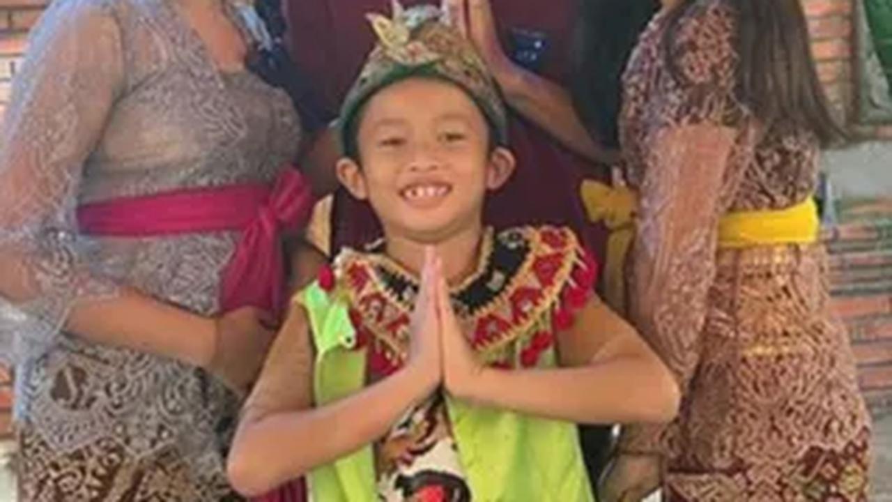 Kakak Beradik yang Menghargai Budaya<br>
