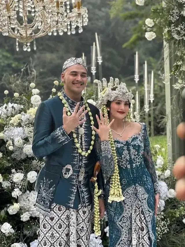7 Potret Pernikahan Debi Sagita dan Marco Ivanos, Tampil Menawan dengan Siger Sunda