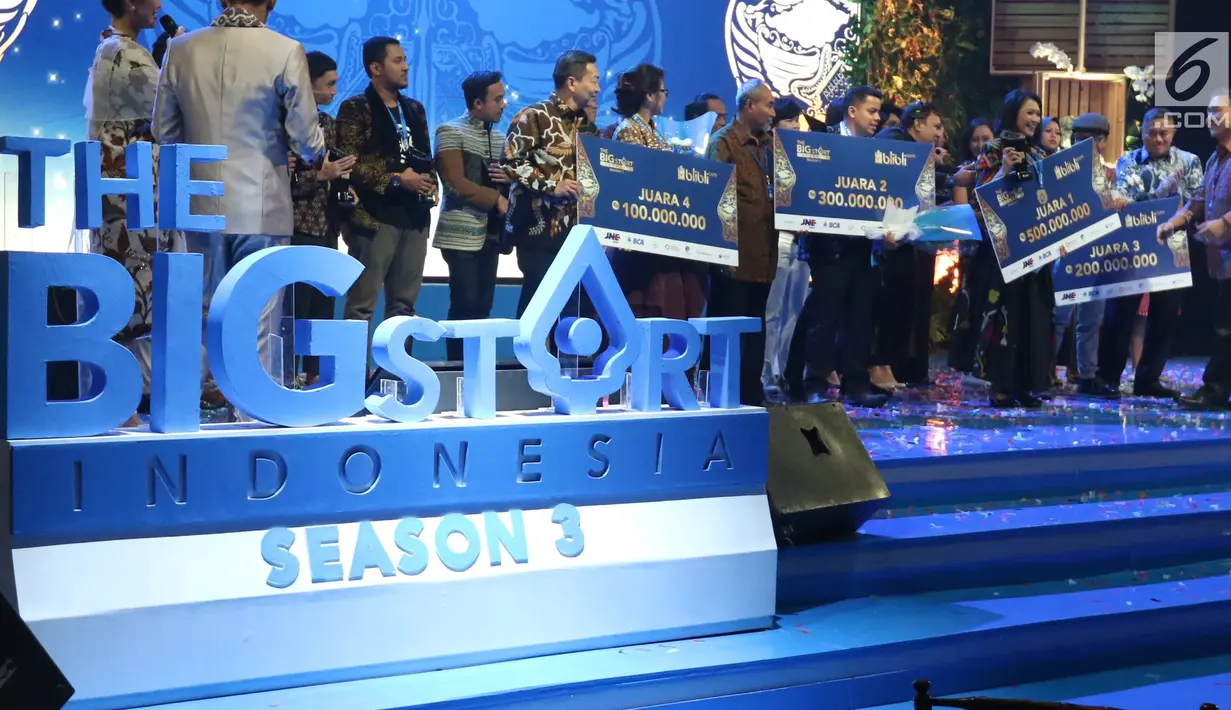 CEO Blibli.com Kusumo Martanto (kanan) saat memberikan hadiah juara pertama kepada Erika Ernawati Simangunsong founder Pavettia Skincare saat gran final The Big Start Indonesia season 3 di Jakarta, Kamis (15/11). (Liputan6.com/Angga Yuniar)