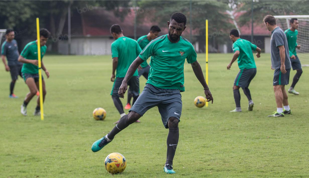 Bek Timnas Indonesia, Yanto Basna, berusaha mengontrol bola ketika berlatih di Lapangan SPH Karawaci, Banten, Minggu (11/12/2016). (Bola.com/Vitalis Yogi Trisna)
