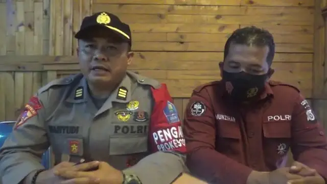 Hasil tangkapan layar video berisi pertanyaan tandingan Kabag Ops Polresta Banda Aceh, AKP Wahyudi, dalam menanggapi ekspose yang digelar di LBH Banda Aceh (Liputan6.com/Rino Abonita)