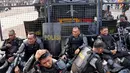 Ratusan polisi yang menjaga aksi demo ribuan pendukung Prabowo beristirahat melepas lelah, Jakarta, Kamis (21/8/14). (Liputan6.com/Miftahul Hayat)