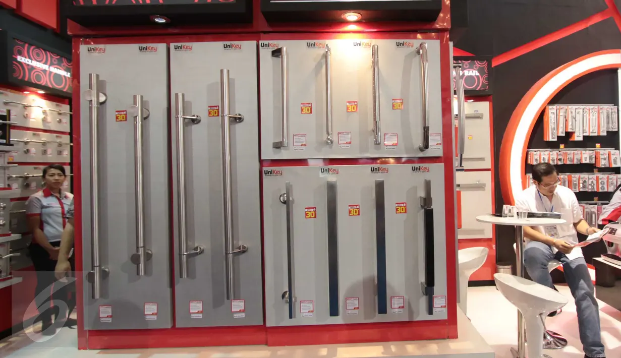 Salah satu peserta pameran Mega Build Technology  2016 memperkenalkan produknya kepada pengunjung, JCC, Jakarta, Jumat (18/3/2016). Mega Build Technology  2016 menghadirkan lebih dari 1.000 brand ternama. (Liputan6.com/Angga Yuniar)