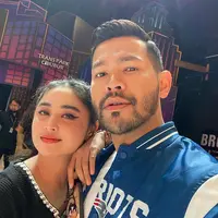 Dewi Perssik menyebut dirinya dan Rian Ibram sebagai bestie Tom & Jerry, namun tetap serasi dalam berpakaian (IG @dewiperssik9)