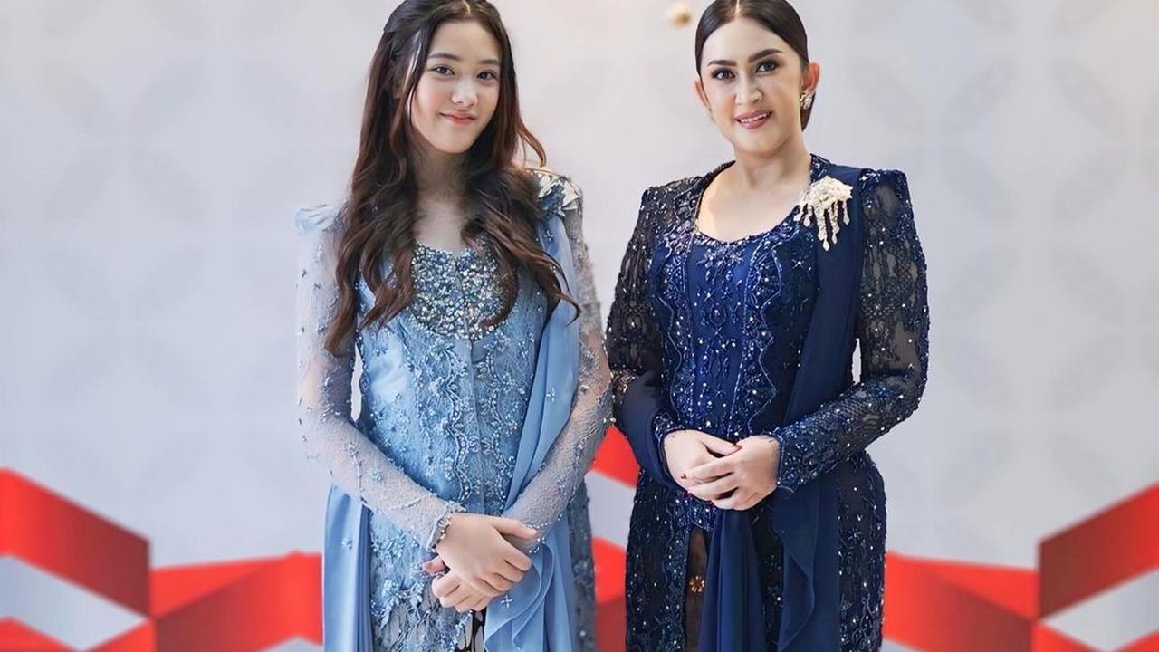 Potret Mikhaela Dampingi Nafa Urbach Saat Pelantikan DPR, Tampil Berkebaya - Makin Cantik