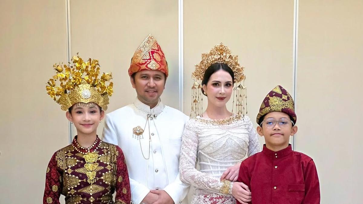 Foto Keluarga Arumi Bachsin Pakai Busana Adat untuk Peringatan HUT ke-80 Kemerdekaan RI