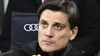Pelatih AC Milan Vincenzo Montella menonton pertandingan melawan Genoa dari bangku cadangan, pada Minggu (19/3/2017) dinihari tadi. Milan menang 1-0. (MIGUEL MEDINA / AFP)