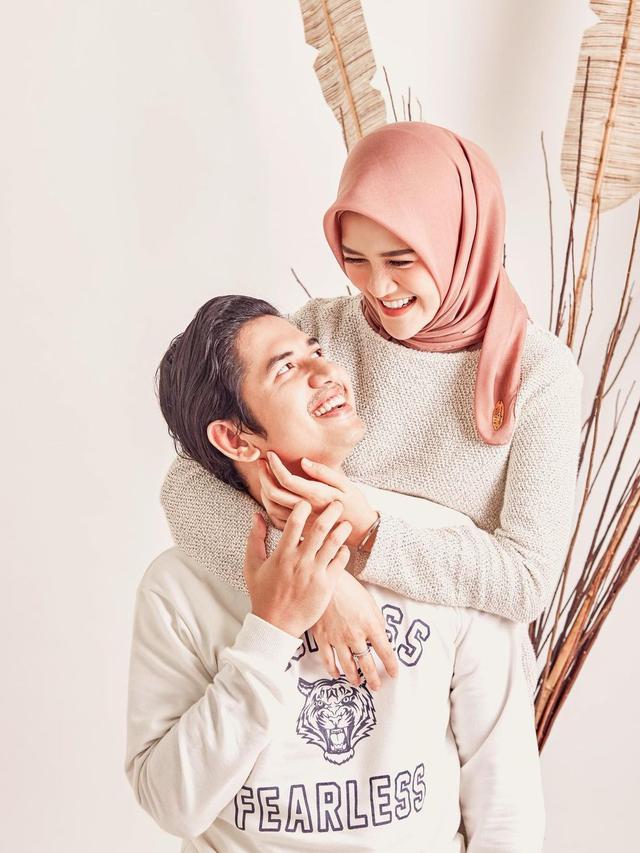 Rumah Tangga Diterpa Masalah, Ini 6 Potret Manis Zikri Daulay dan Henny Rahman
