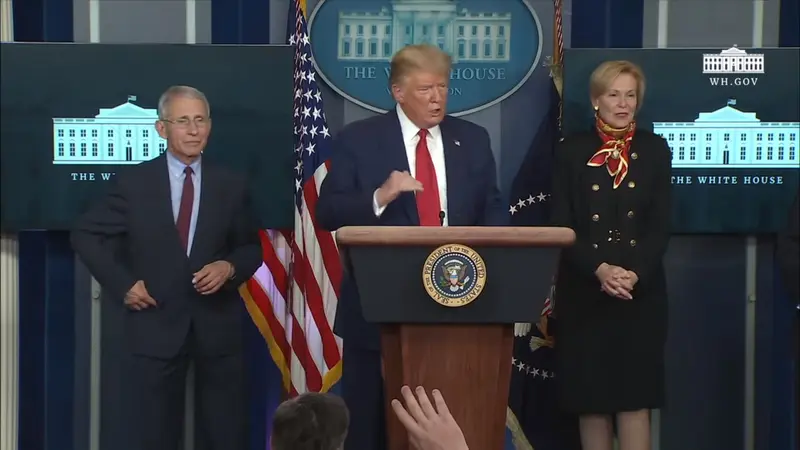 Presiden AS Donald Trump bersama Dr. Anthony Fauci dan Dr. Deborah Birx yang menjadi penasihat Gedung Putih melawan Virus Corona (COVID-19)