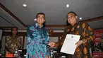 Ketua Ombudsman Danang (kiri) dan Menteri Indroyono Soesilo saat penyerahan rekomendasi izin hutan, Jakarta, Jumat (9/1). (Liputan6.com/Miftahul Hayat)